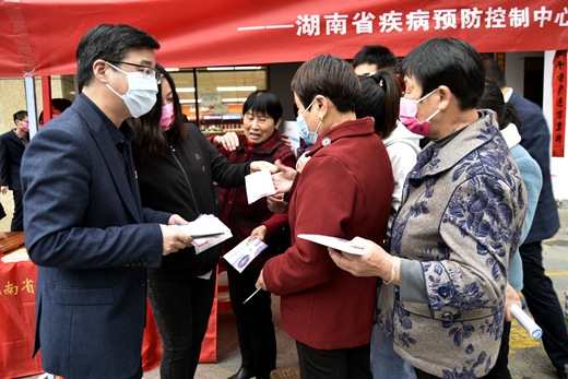 3.省疾控中心高立冬主任普法宣传 .jpg 3.省疾控中心高立冬主任普法宣传 .jpg