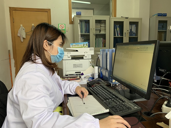 周晓欣在监测疫情.jpg 周晓欣在监测疫情.jpg