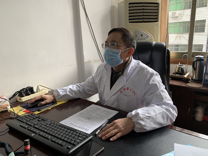 刘军在完善疫情防控方案.jpg 刘军在完善疫情防控方案.jpg