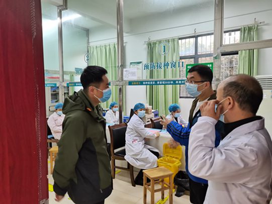 北湖区卫健局领导现场调研新冠疫苗接种工作.jpg
